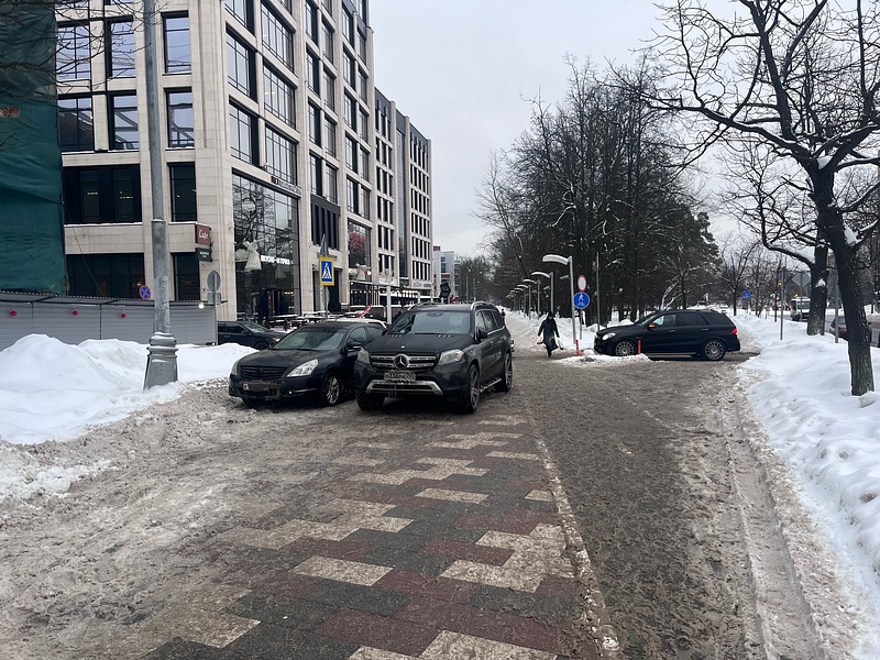 Пешеходная зона в центре Одинцово превратилась в стихийную парковку автомобилей