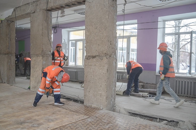 Рабочие на объекте, В Звенигороде закрыли школу на ремонт. Детей перевели в другую школу, которая уже была переполнена