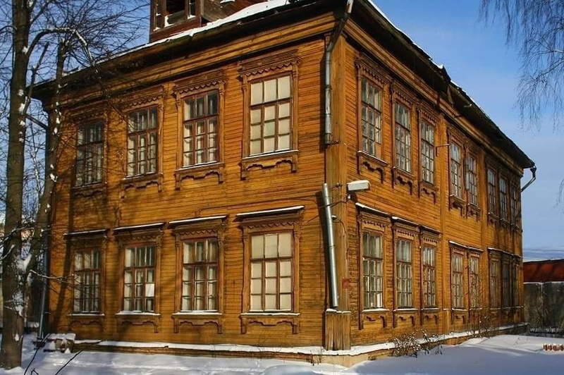 Деревянное здание бывшей часовой мастерской, В Голицыно загорелись бывшие часовые мастерские Платова — объект культурного наследия