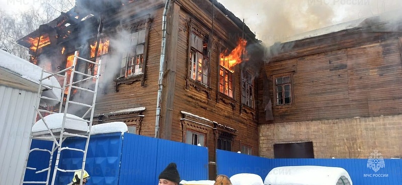 Утренняя фотография с места пожара, В Голицыно загорелись бывшие часовые мастерские Платова — объект культурного наследия