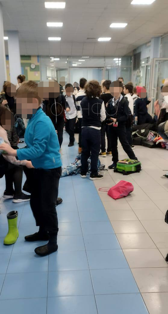Выставили 3 лавочки в коридор: в одинцовской школе детей перестали пускать в раздевалку