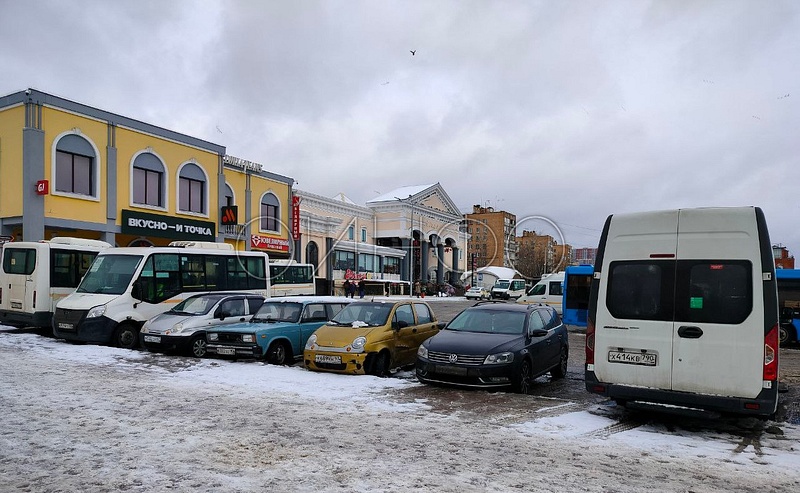 На автовокзале Одинцово продолжают ставить личные автомобили вплотную к автобусам