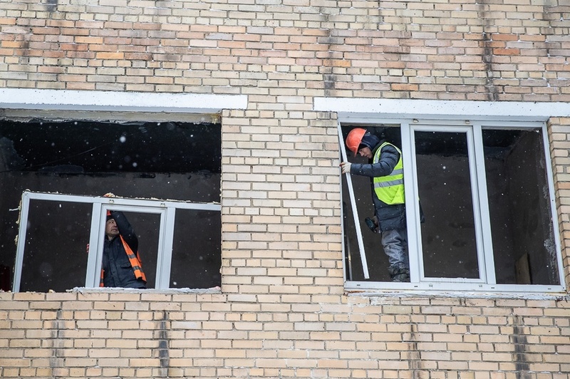 Рабочие занимаются окнами, После ремонта в хирургическом корпусе больницы Одинцово внедрят новую систему приёма пациентов