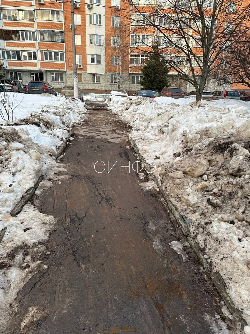 В Одинцово коммунальщики снова начали убирать снег и наледь с помощью ковшей экскаваторов