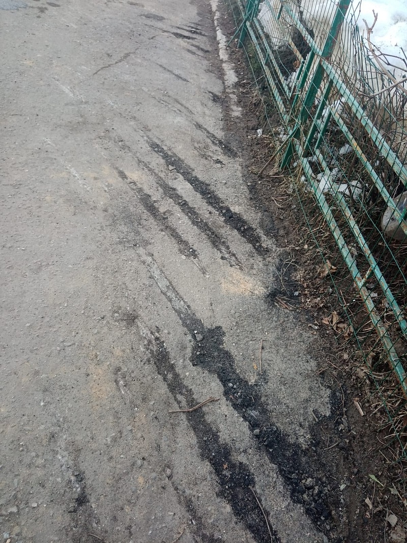 В Одинцовском округе продолжают разбивать асфальт ковшами экскаваторов при уборке снега и наледи