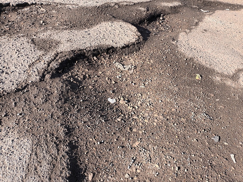«Будем ждать, пока машина перевернётся?» Дорога к автостанции в Кубинке покрыта ямами