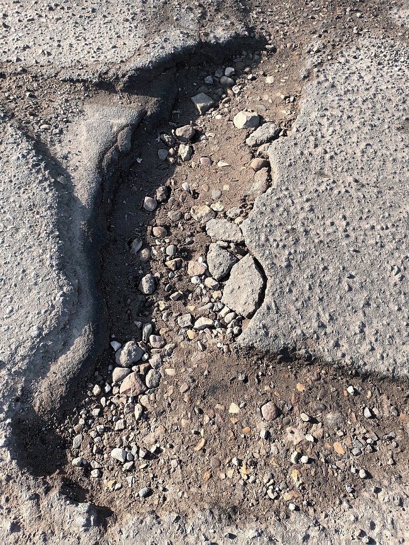 «Будем ждать, пока машина перевернётся?» Дорога к автостанции в Кубинке покрыта ямами