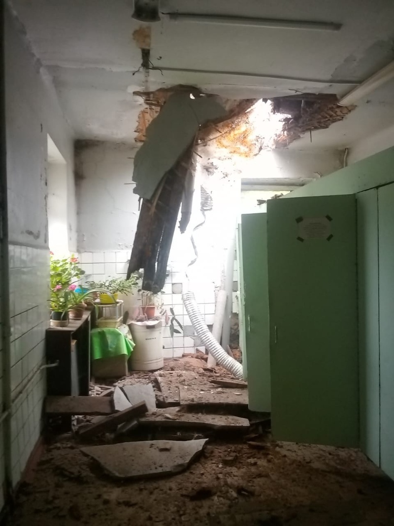 Обрушение потолка, «Люди боятся находиться в комнатах»: во время капремонта обрушился потолок в доме в Больших Вязёмах