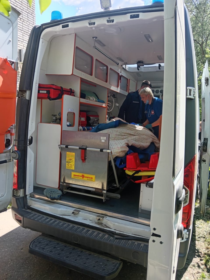 Звенигородские пожарные помогли перенести 250-килограммового мужчину из квартиры в машину скорой, Май