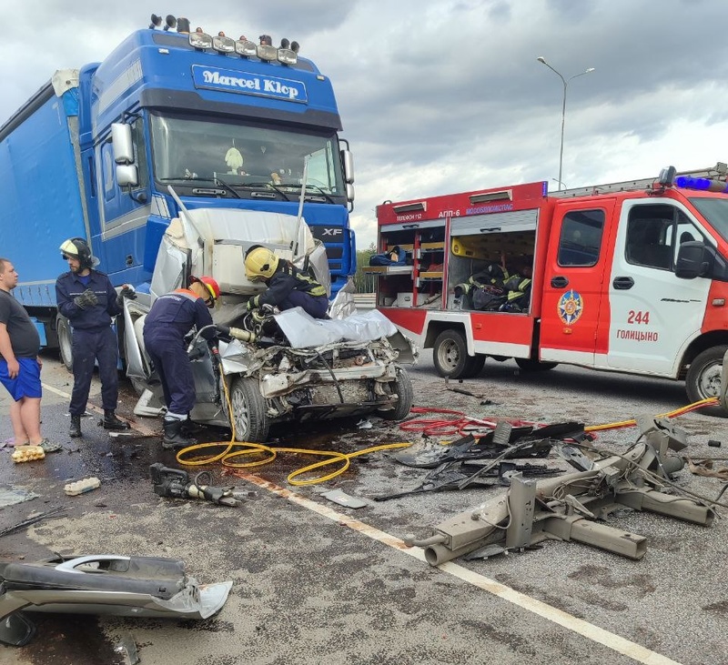 Спасатели вытаскивают водителя легкого авто, Водитель «Лады» чудом выжил в ДТП с двумя фурами на Минском шоссе в Одинцовском округе