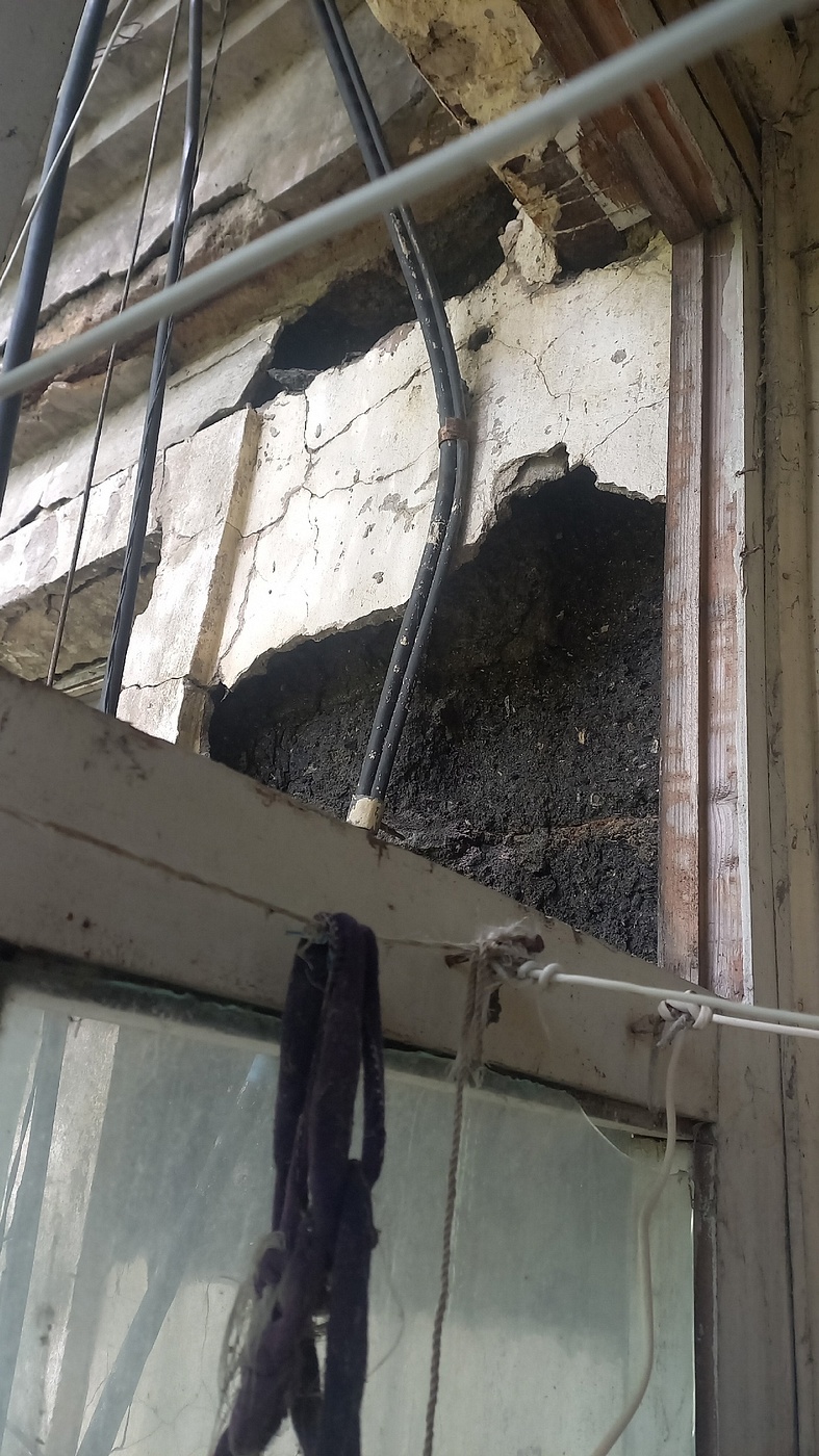 Стена дома, «Люди боятся находиться в комнатах»: во время капремонта обрушился потолок в доме в Больших Вязёмах