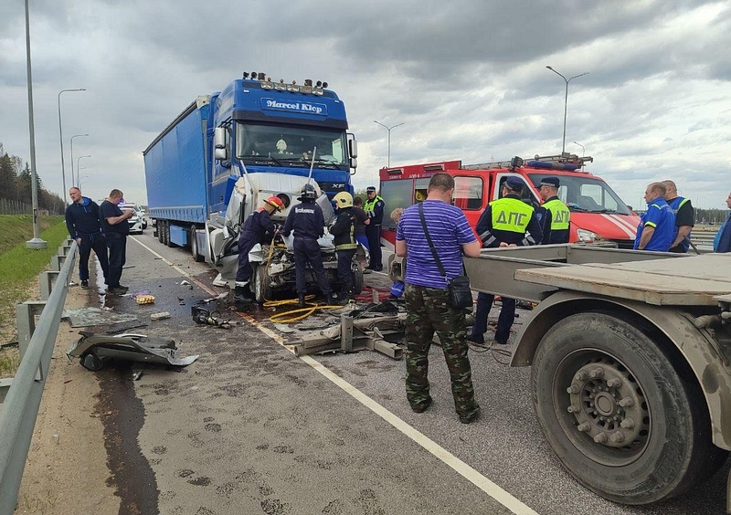 Спасатели на месте ДТП, Водитель «Лады» чудом выжил в ДТП с двумя фурами на Минском шоссе в Одинцовском округе