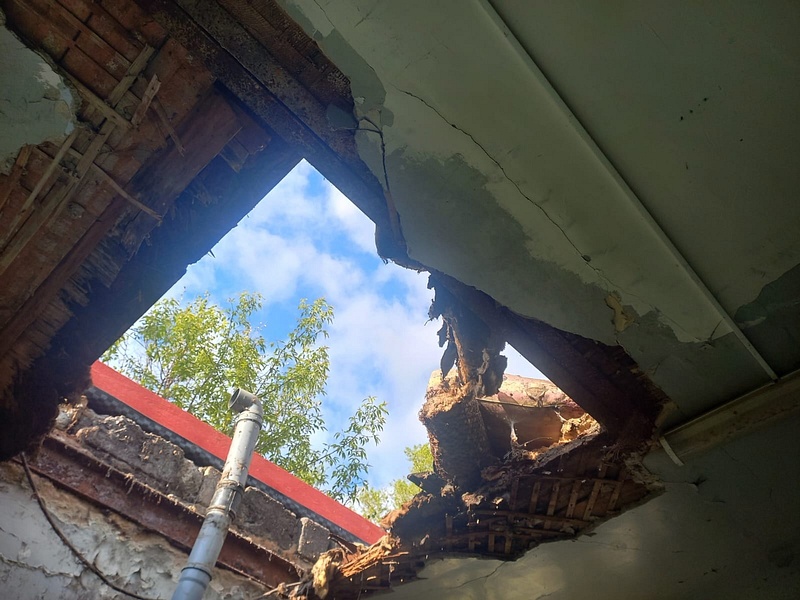 Дыра в крыше, «Люди боятся находиться в комнатах»: во время капремонта обрушился потолок в доме в Больших Вязёмах