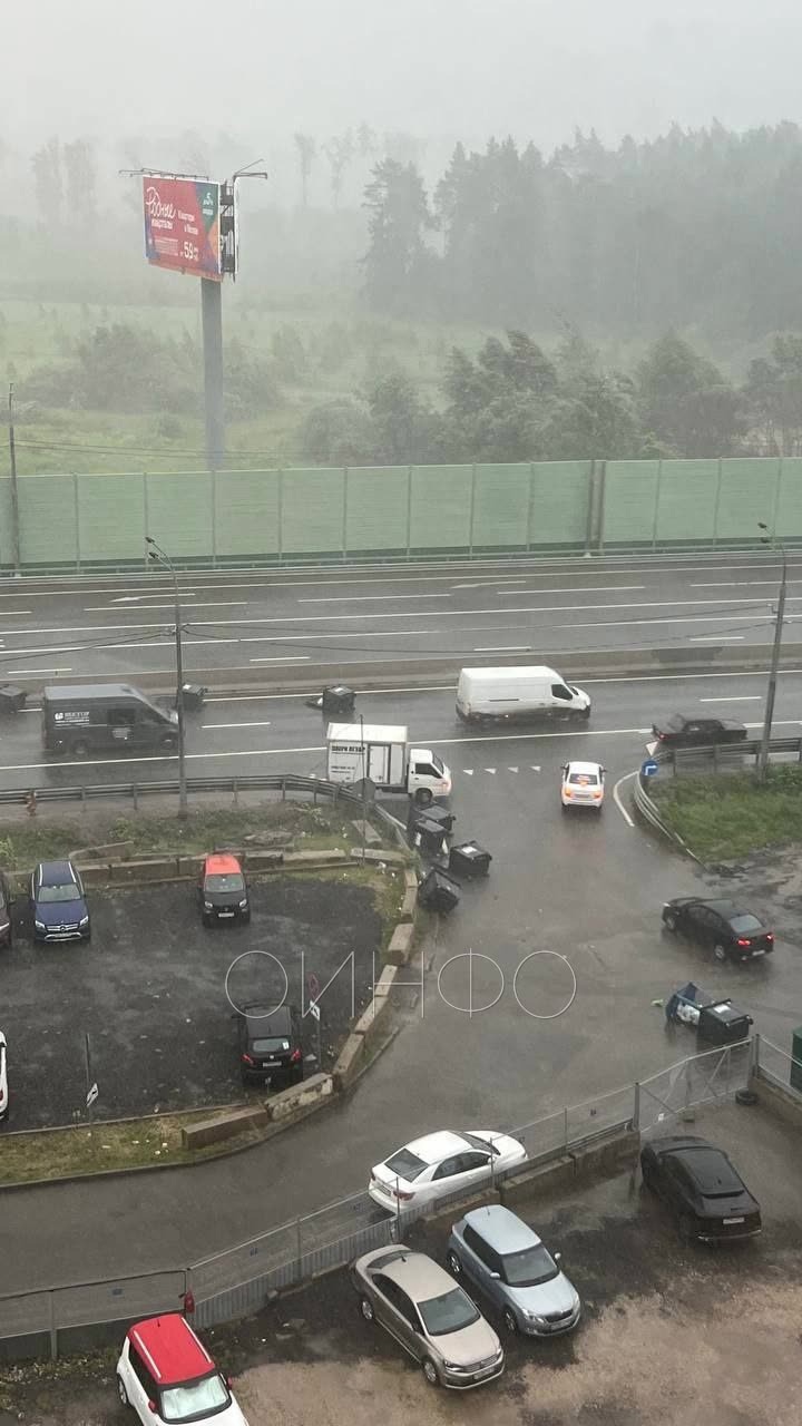 В 9-м микрорайоне Одинцово мусорные контейнеры улетели на Минское шоссе, Удар стихии по Одинцовскому округу: «мегаливень» и ураганный ветер