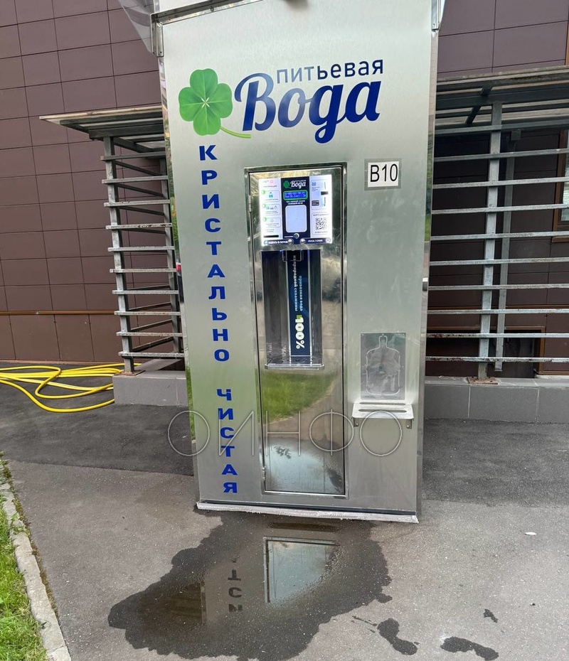 У дома в ЖК «Сколковский» установили автомат по продаже воды. Он подключён к системам дома без счётчиков