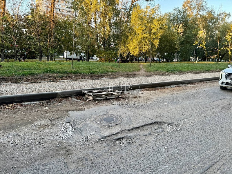 «Разруха, грязь, брошены стройматериалы»: в Одинцово благоустройство двора тянется почти 3 месяца