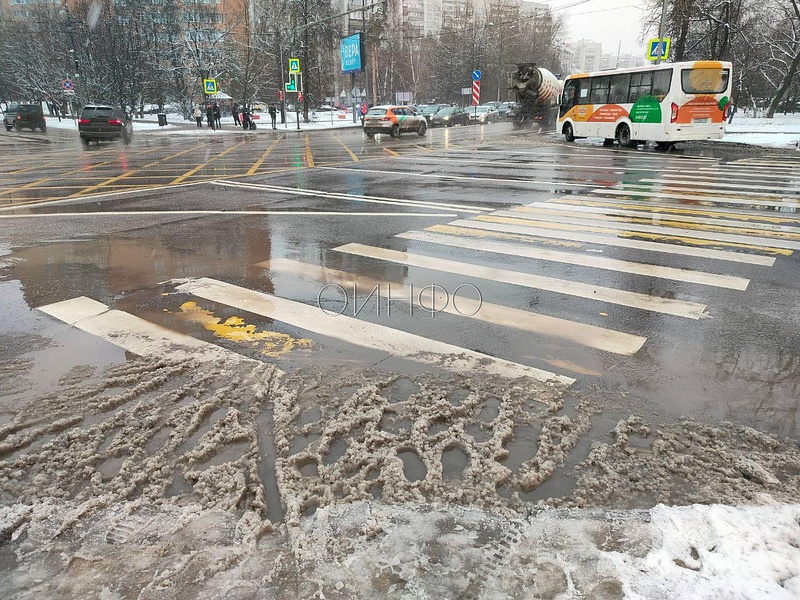 Пешеходный переход затоплен раствором: снег, вода, реагенты. Одинцово, пересечение улицы Свободы и Можайского шоссе, Уборка снега в Одинцово: про пешеходов опять забыли