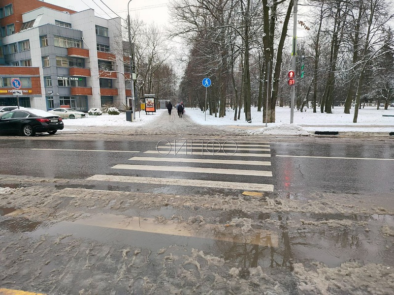 Пешеходный переход затоплен раствором: снег, вода реагенты. Одинцово, Молодёжная улица, Уборка снега в Одинцово: про пешеходов опять забыли