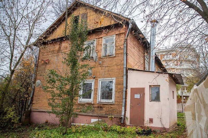 В Звенигороде сносят аварийный деревянный дом 1960 года постройки