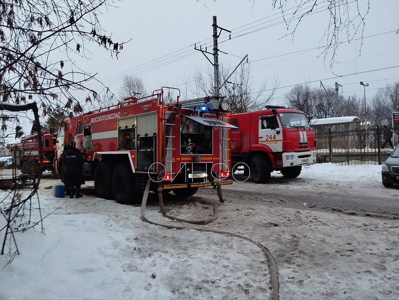 Пожарные машины на месте пожара в частном доме в селе Жаворонки, Декабрь