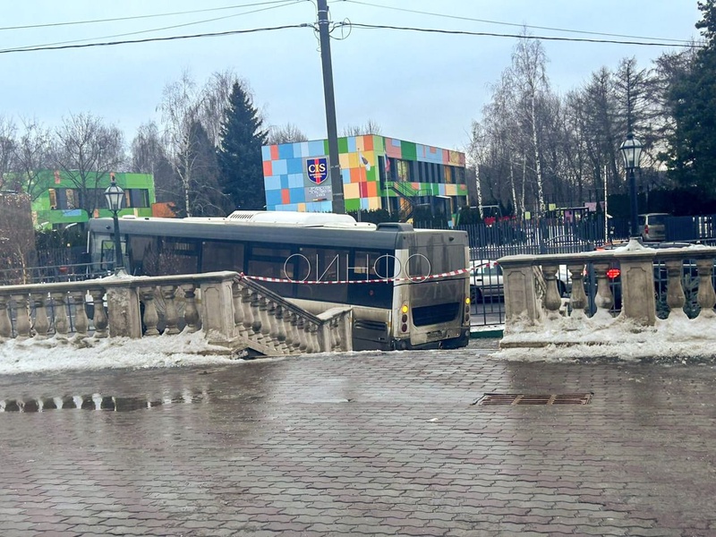 Фото: автобус без водителя в салоне врезался в забор Зареченской школы