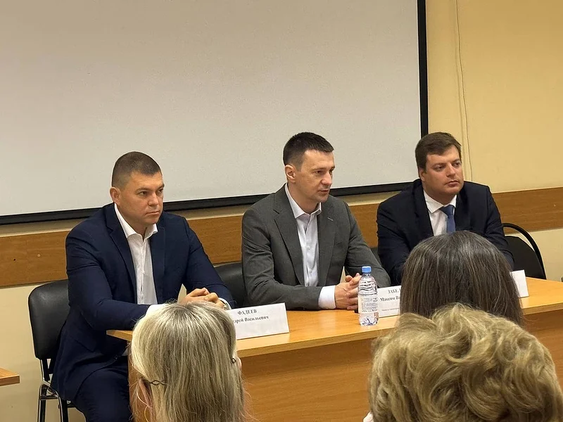 Андрей Фадеев слева, Иван Каприн справа, Андрей Фадеев покинул пост главврача Одинцовской областной больницы