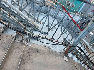 Следы на свежем цементе на «старом» пешеходном мосту ж/д станции «Одинцово»