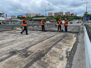 В Одинцово стартовал ремонт путепровода в 8-й микрорайон. С огороженной проезжей части уже сняли асфальт