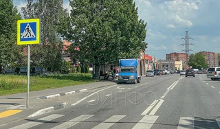 Машина с арбузами закрывает обзор водителям и пешеходам, переходящим дорогу
