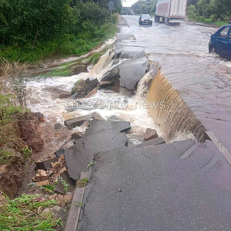Фото с места, Участок Можайского шоссе размыло в Одинцовском округе: видео