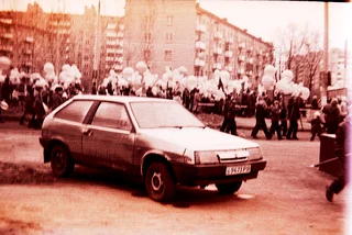 1985 г 7е ноября демонстрация. Можайское шоссе около д71 Дубрава и одна из первых в городе ваз 2108