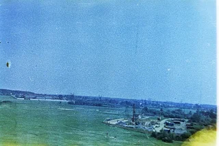 1983 год. Большое поле, сейчас тут 5 мкр, улицы: Чикина, Крылова, Говорова, Можайка. Вдали слева завод Эмальпосуда
