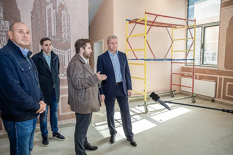 Андрей Иванов во время визита на стройплощадку, Андрей Иванов: «Поручил оборудовать стоянку у филиала МГИМО в Одинцово, чтобы убрать машины с улицы»