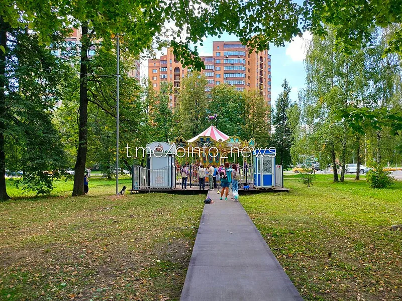 Для прохода к карусель сделали настил, На Интернациональной улице Одинцово заработала карусель, которую перенесли из центра города