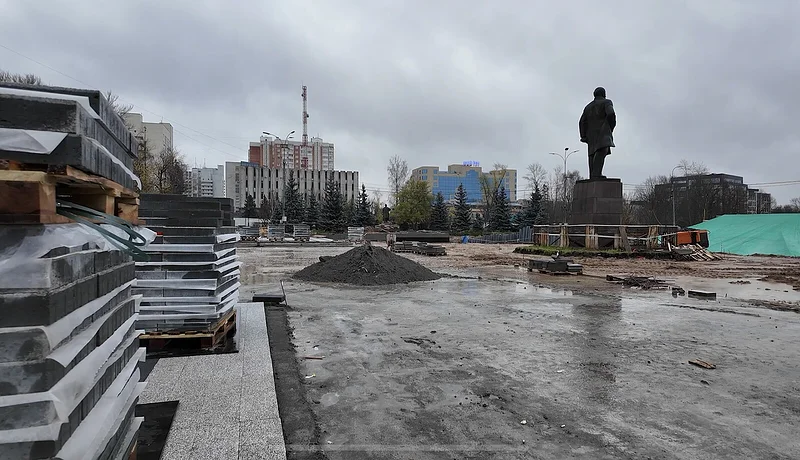 Участок площади перед администрацией по состоянию на конец октября, Открытие центральной площади Одинцово для пешеходов перенесли на лето 2026 года