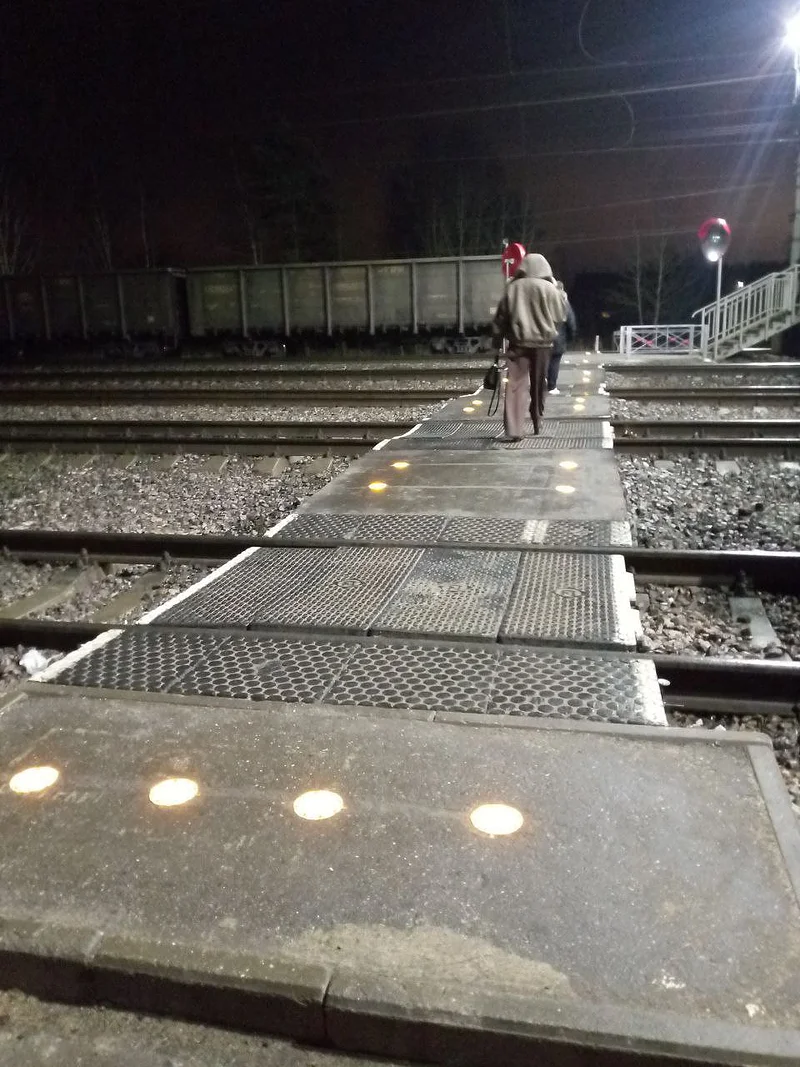 Минтранс: на переходе у ж/д станции «Петелино» сделали специальную подсветку — впервые в Подмосковье