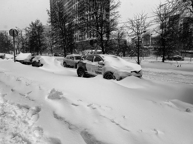 «Снежный армагеддон» накрыл Одинцово: сугробы на тротуарах, снежные заносы на дорогах