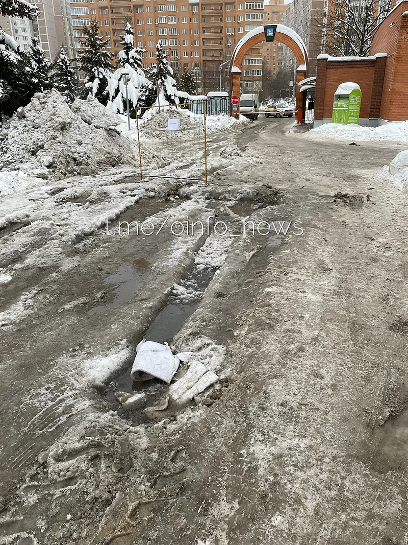 Вода течёт неделями: прорыв водопровода в коттеджном посёлке в Одинцово