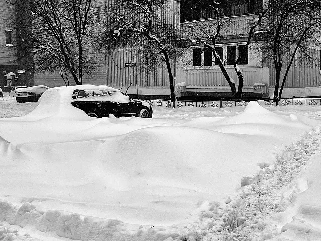«Снежный армагеддон» накрыл Одинцово: сугробы на тротуарах, снежные заносы на дорогах