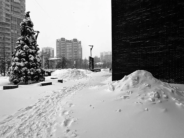 «Снежный армагеддон» накрыл Одинцово: сугробы на тротуарах, снежные заносы на дорогах