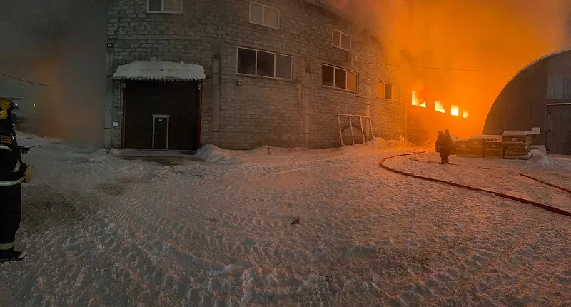 Пожар уничтожил текстильный склад на Можайском шоссе в Одинцово