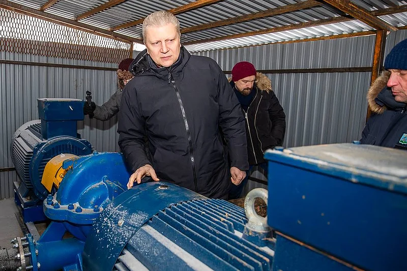 «Для надёжного отвода воды». На дамбе возле ЖК в Звенигороде завершают обустройство насосной станции