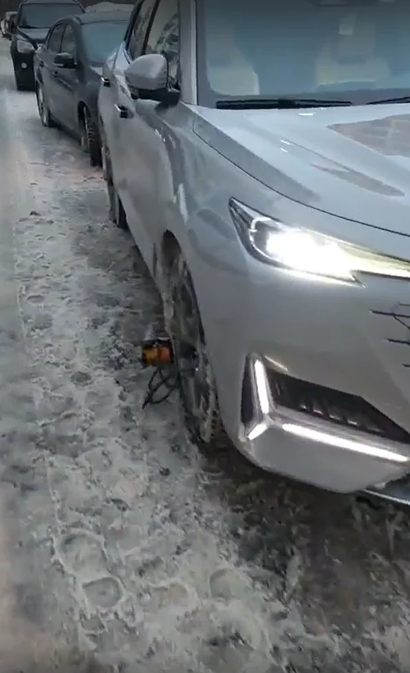 В ЖК «Немчиновка» неизвестный проколол колёса автомобилей, припаркованных вторым рядом, Февраль