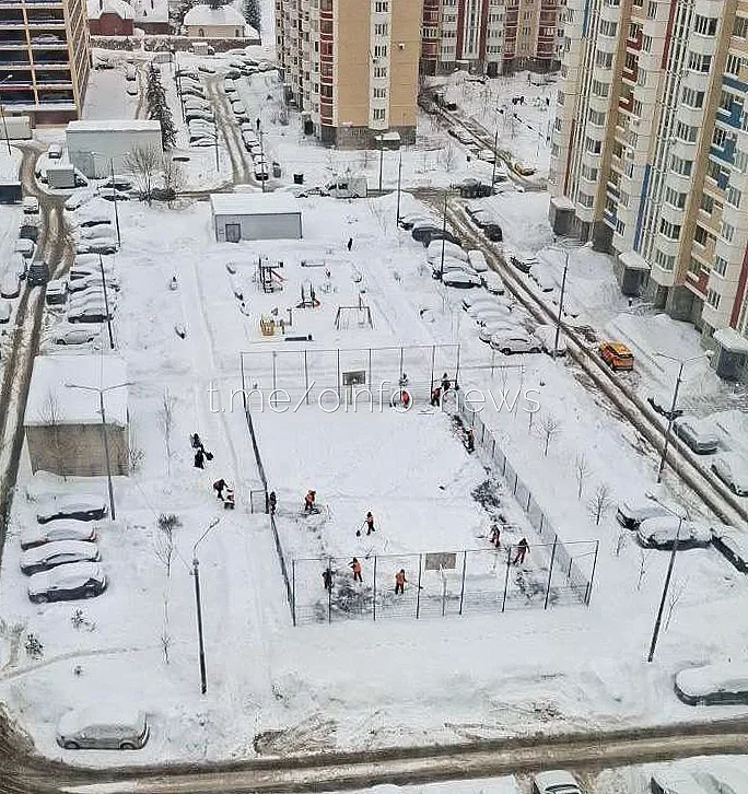 «Готовятся к зимнему баскетболу?»: приоритет в уборке снега удивил жителей ЖК «Немчиновка»