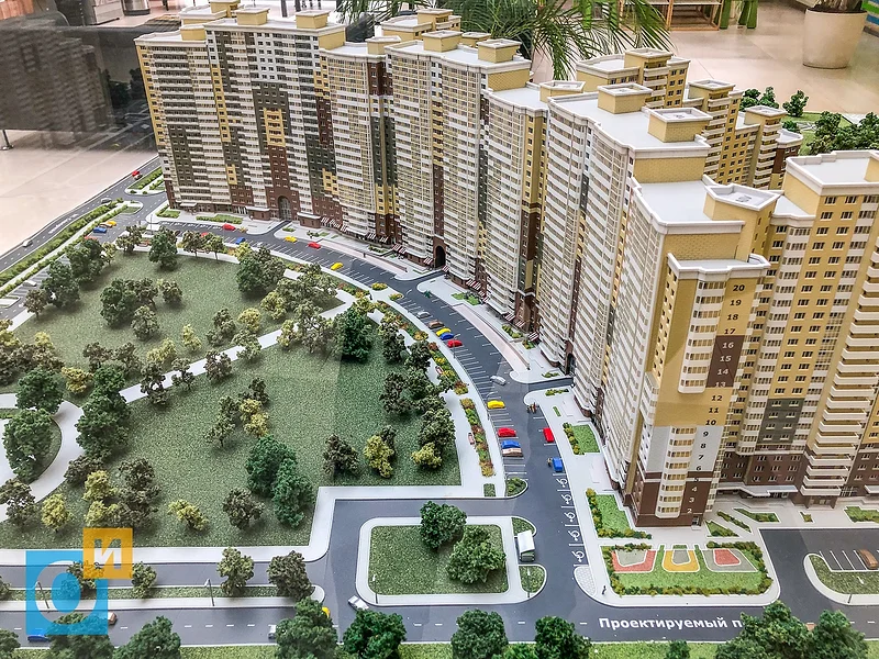 Сквер на макете в офисе продаж ЖК «Одинбург», В «Одинбурге» построят ТЦ и многоэтажку на месте обещанного сквера