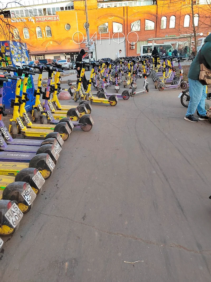 Парковка из десятков арендных электросамокатов возле дома № 2 на улице Свободы в Одинцово, Март