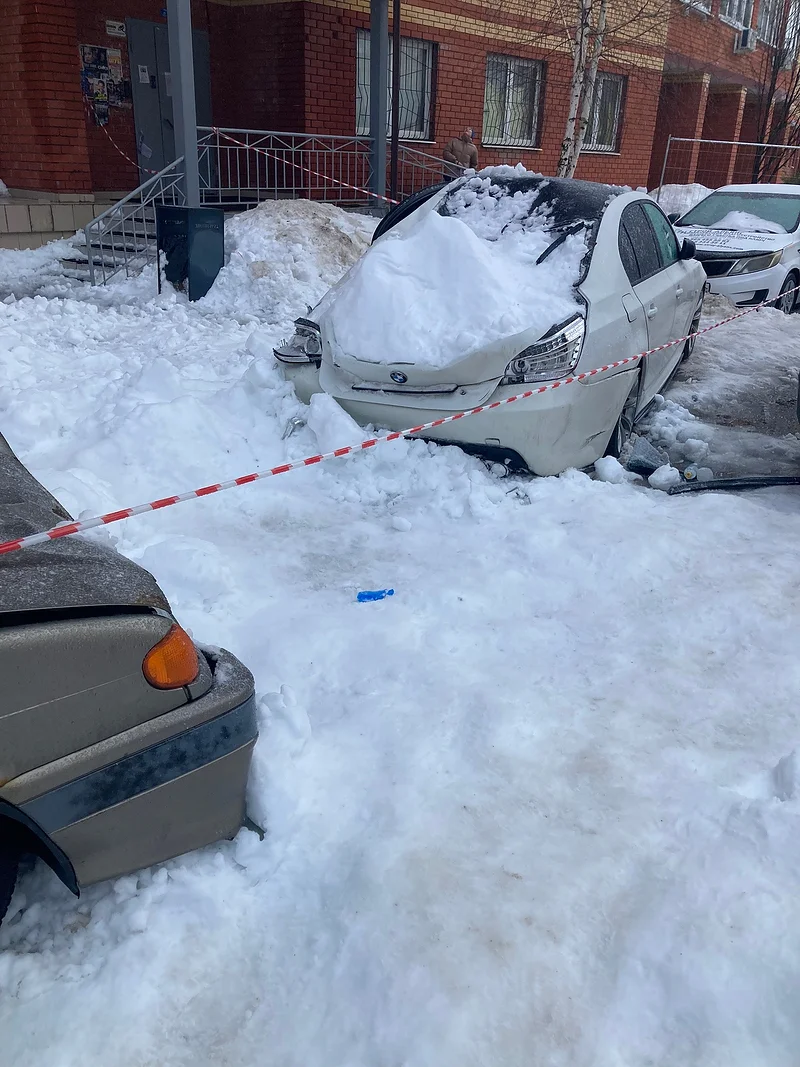 Одна из повреждённых машин, утро 3 марта, В Звенигороде глыбы снега рухнули с крыши дома на машины