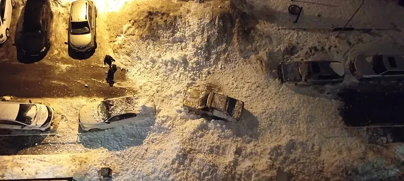 Повреждённые машины, В Звенигороде глыбы снега рухнули с крыши дома на машины