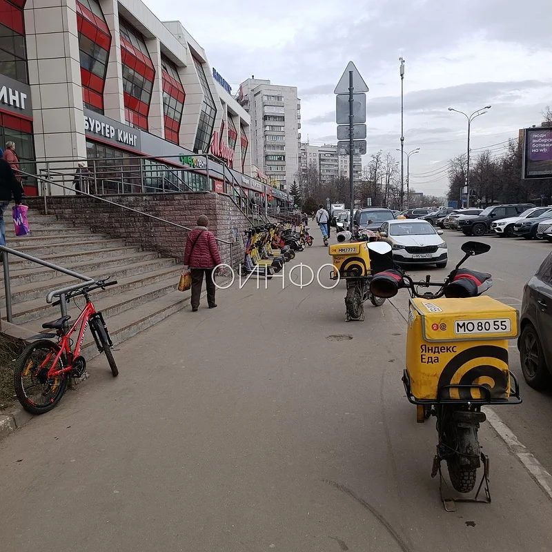 В Одинцово тротуар возле ТЦ превратился в парковку арендных электросамокатов