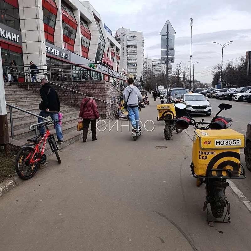 В Одинцово тротуар возле ТЦ превратился в парковку арендных электросамокатов